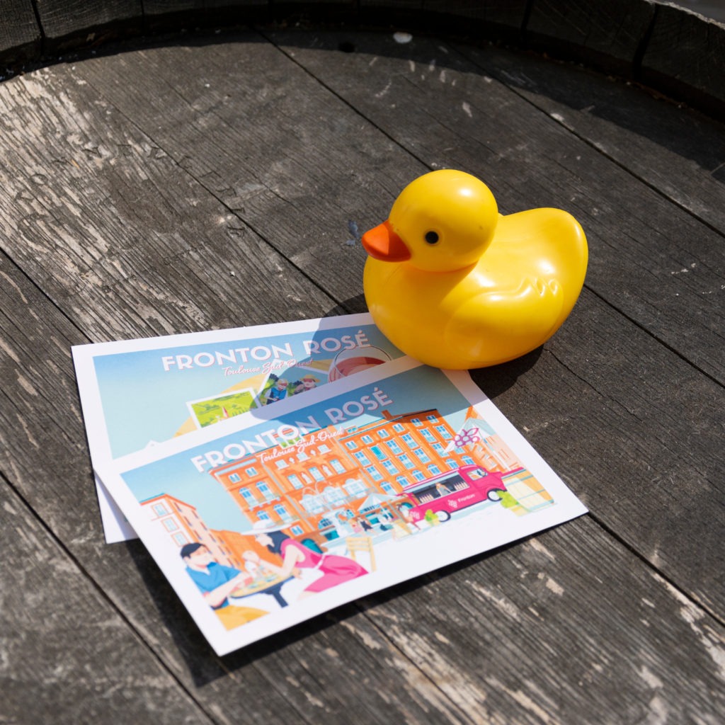 restaurant un été à la campagne canard jaune avec cartes postales Fronton sur tonneau de vin