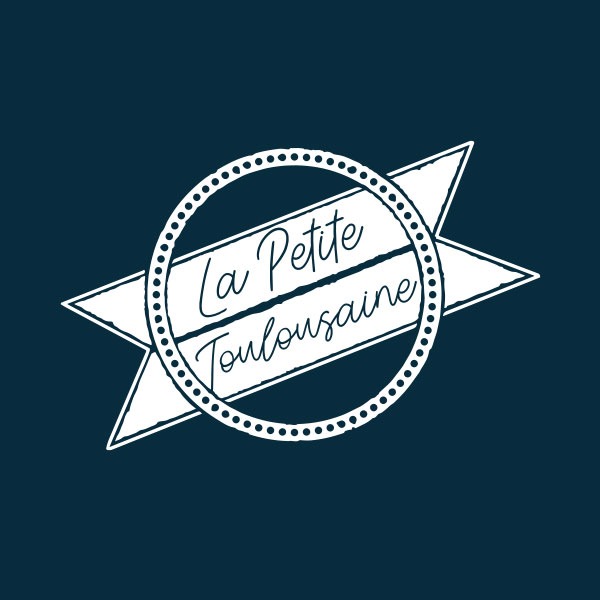 Logo blanc bandeau dans rond sur fond bleu marine La Petite Toulousaine