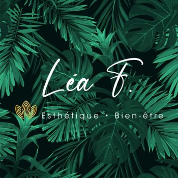 Logo blanc doré Léa F sur motif jungle vert